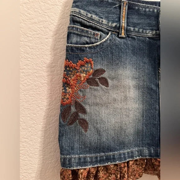 AMERICAN EAGLE Y2K Embroidered Denim Skirt with Floral Accents - Picture 3 of 5